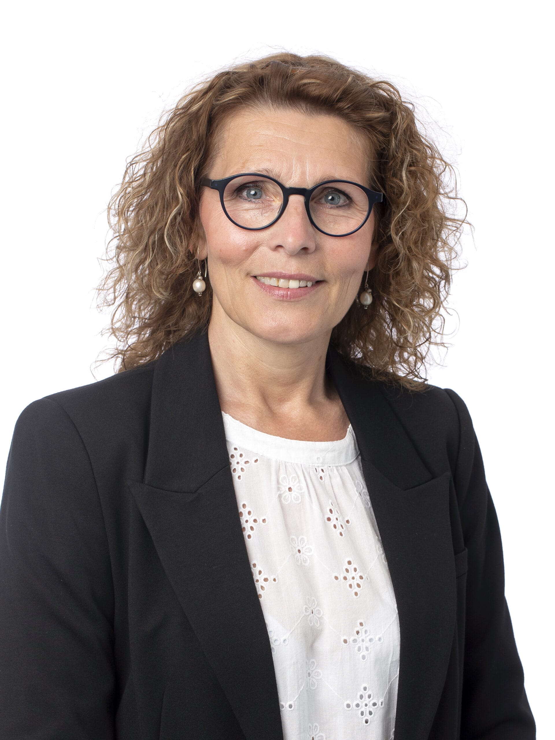 Kvinde med briller i sort blazer smiler