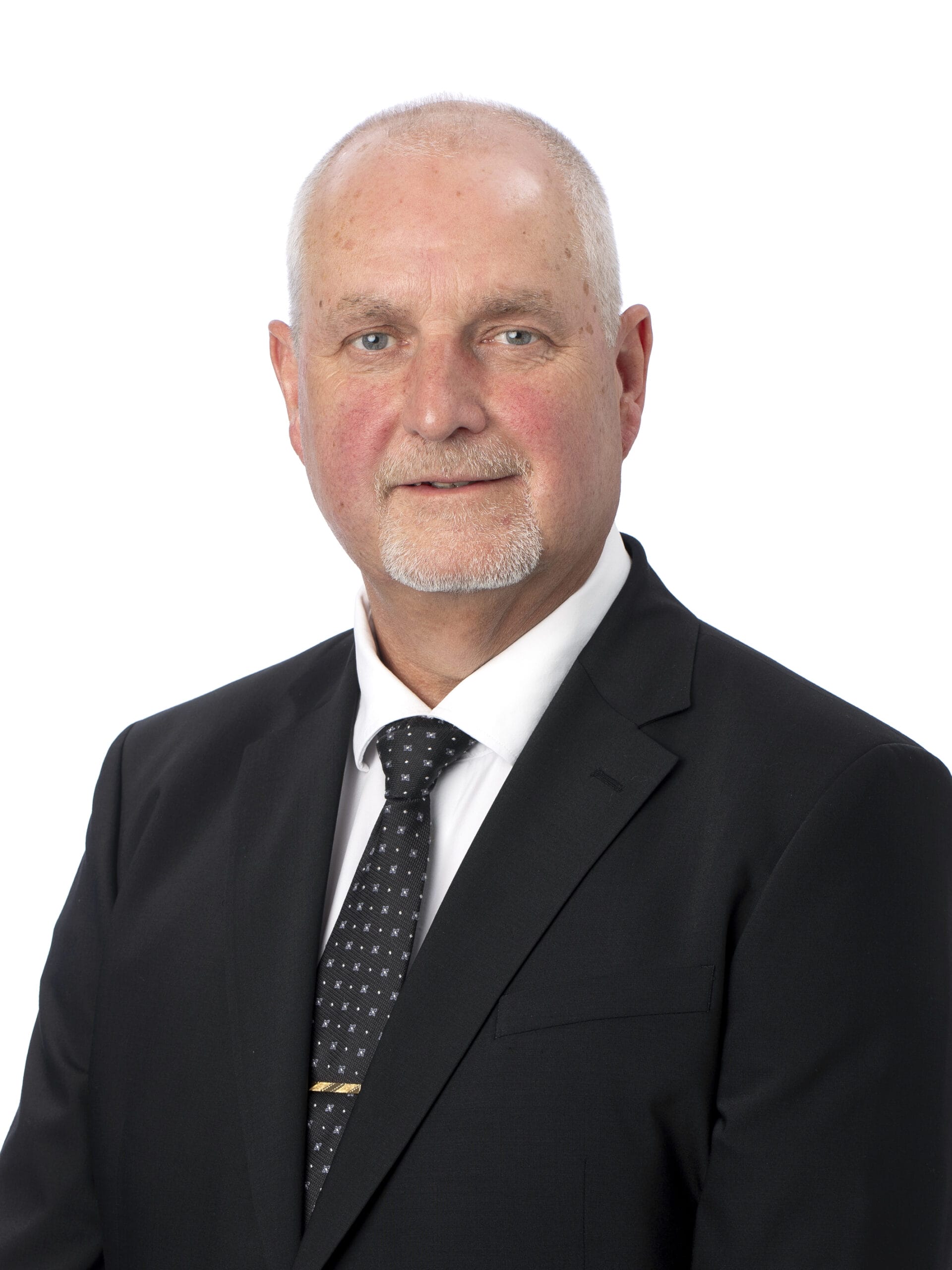 Ældre mand i jakkesæt med slips