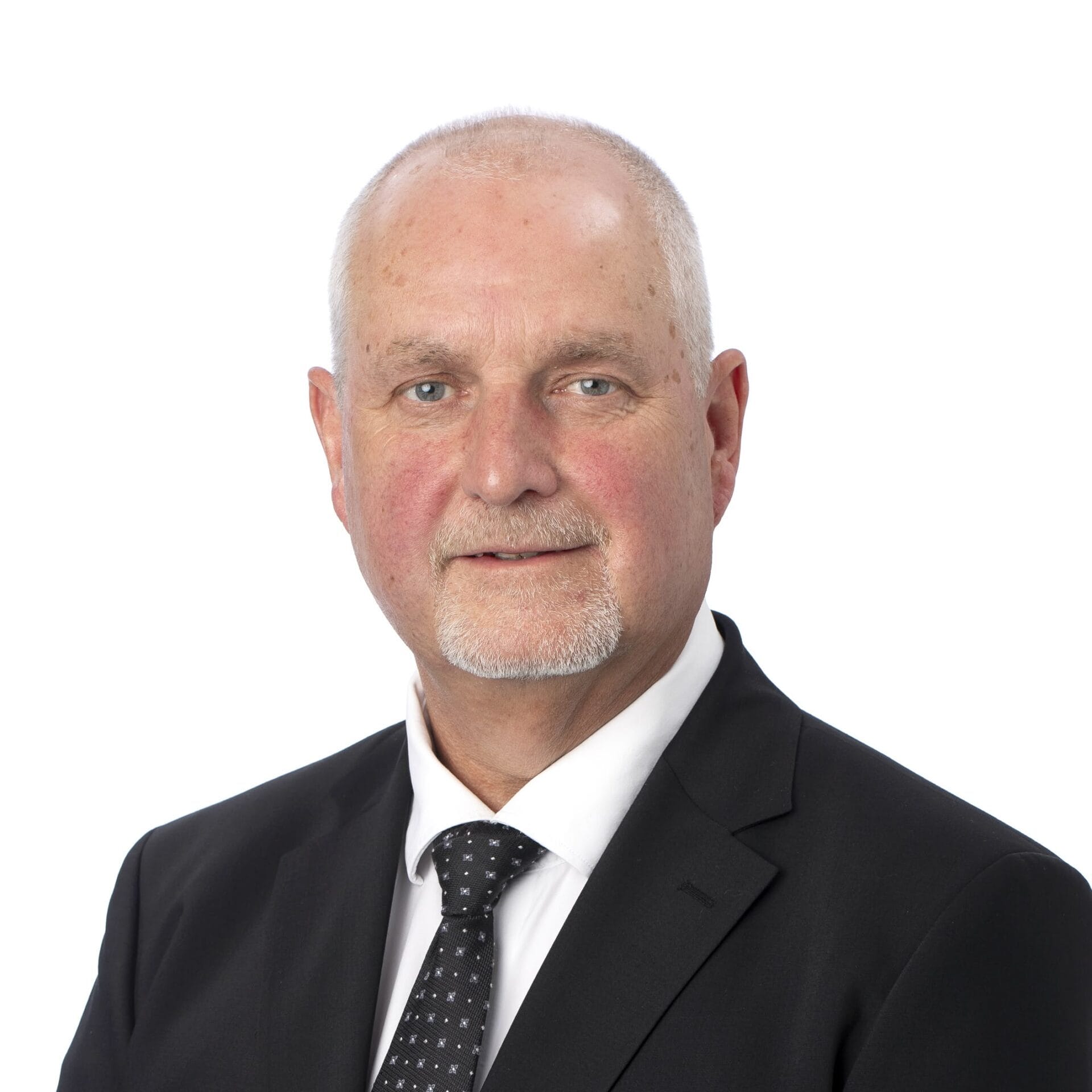 Ældre mand i jakkesæt med slips