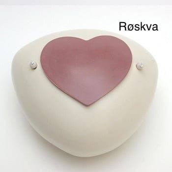 Hvid pude med rødt hjerte design